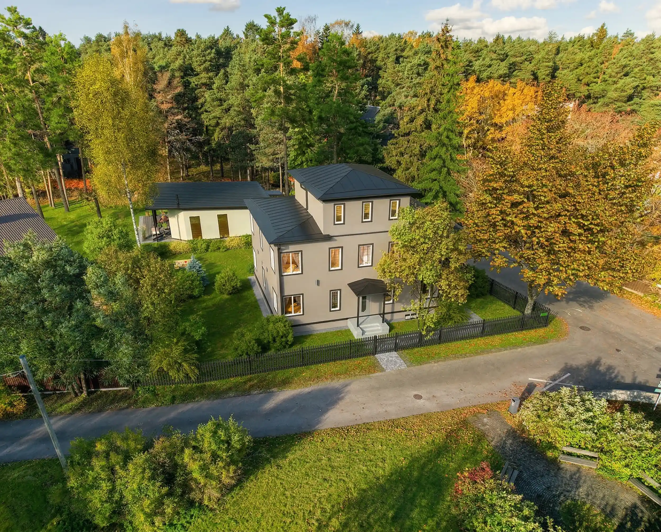 Ilo Villa õhufoto — kortermaja ja aiamaja rohelises Rahumäe asumis